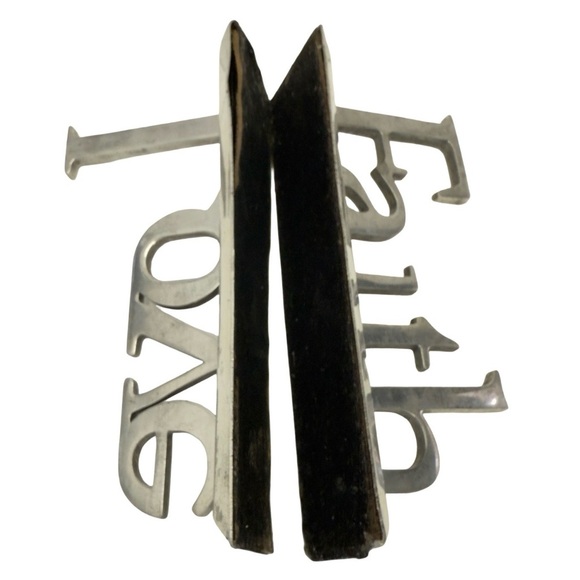 Vintage Home Decor Faith and Love Silver-tone Aluminum Plaques - Picture 7 of 7